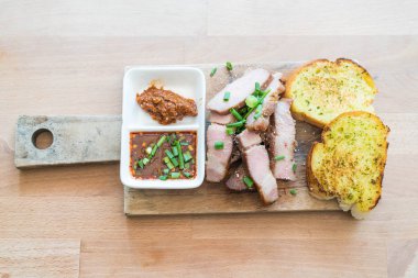 sarımsaklı ekmek ile kömür haşlanmış domuz eti boyun