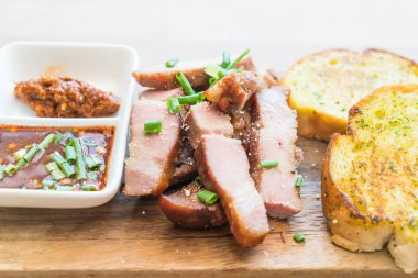 sarımsaklı ekmek ile kömür haşlanmış domuz eti boyun