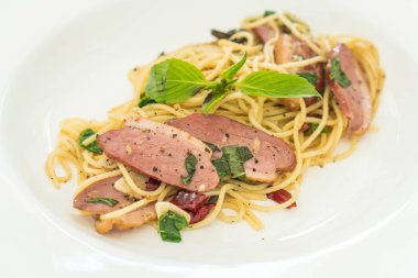 Spagetti pastırma ve sarımsak ile