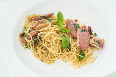 Spagetti pastırma ve sarımsak ile