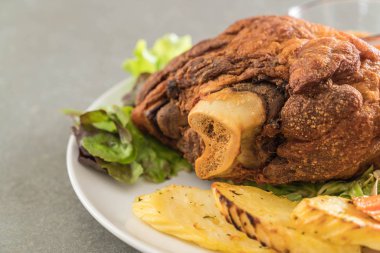 Gevrek domuz knuckle veya Alman domuz Hocks