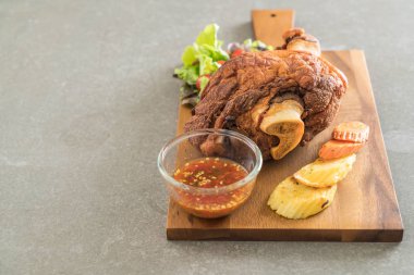 Gevrek domuz knuckle veya Alman domuz Hocks