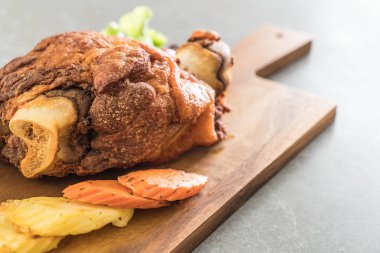 Gevrek domuz knuckle veya Alman domuz Hocks