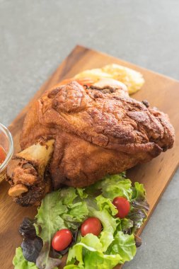 Gevrek domuz knuckle veya Alman domuz Hocks