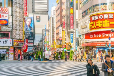 Tokyo, Japonya - 2016 Kasım 17: Shinjuku Tokyo'nın busine biridir