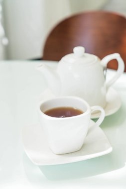 Çay fincanı masanın üstünde.