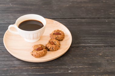 Çerezler ile siyah kahve 