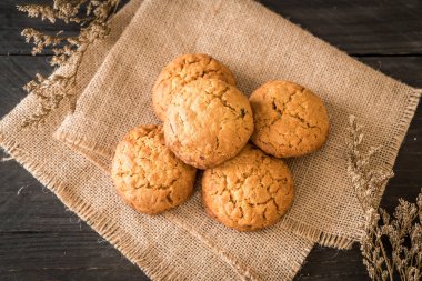 yulaf ezmesi kuru üzüm kurabiyeleri ahşap üzerine