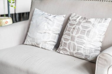 Kanepe üzerinde güzel yastık 