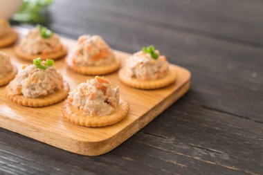 ton balıklı kraker ile yayıldı