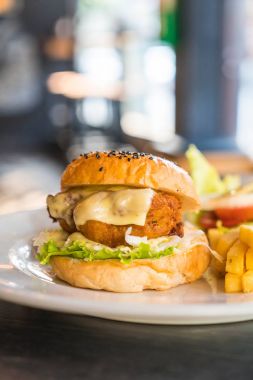 kızarmış tavuk burger peynirli