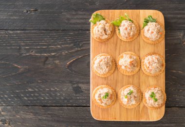 ton balıklı kraker ile yayıldı