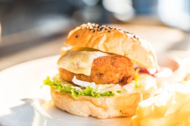 kızarmış tavuk burger peynirli