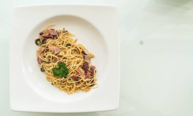 pastırma ve sarımsak ile tavada kızartılmış spagetti 