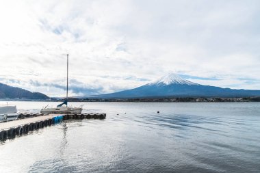 Japonya 'daki Kawaguchiko Gölü' nde Fuji Dağı..