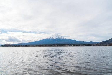 Japonya 'daki Kawaguchiko Gölü' nde Fuji Dağı..