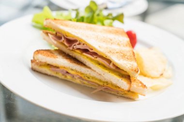 Jambonlu peynirli sandviç