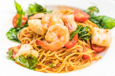 tavada kızartılmış Baharatlı deniz mahsulleri spagetti 