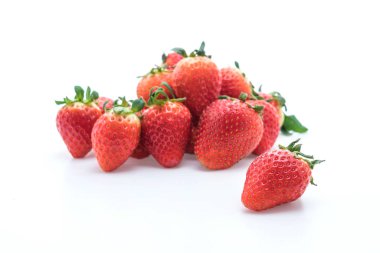 beyaz üzerine taze çilek