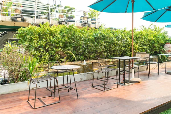 Masa ve sandalye açık kafede.