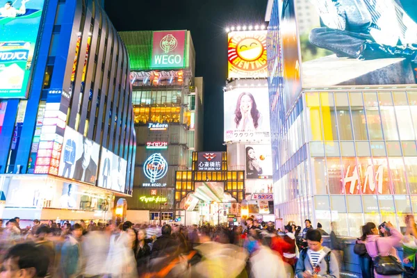 OSAKA, JAPÓN - 19 NOV 2016: Grupo de personas caminando para ir de compras — Foto de Stock