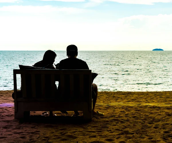 Silhouet couplee liefde met uitzicht op zee — Stockfoto