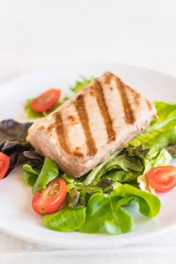 Tuna biftek salatası ile