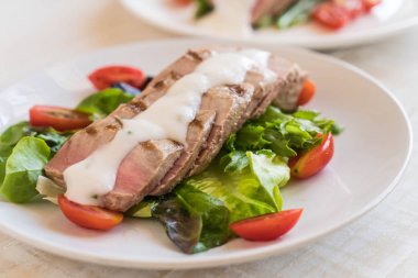 Tuna biftek salatası ile