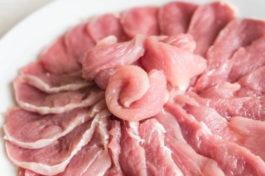 ahşap üzerine taze dilimlenmiş domuz