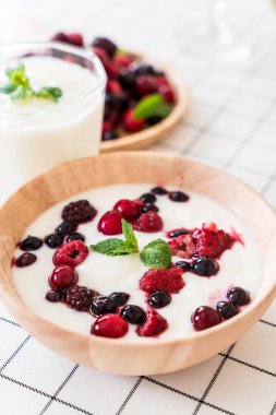 karışık meyveli Yoğurtlu