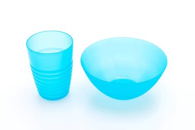 mavi plastik kase ve cam