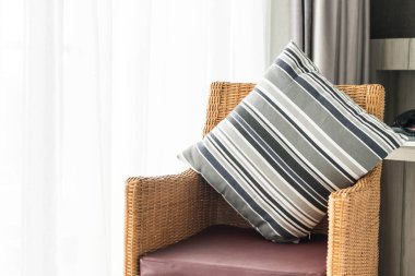 Kanepe oturma Interio dekorasyonda güzel lüks yastık