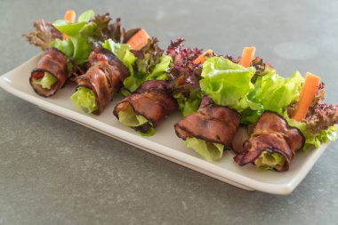 pastırma ile salata rulo