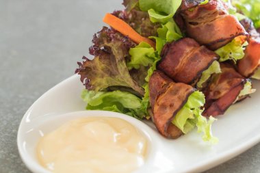 pastırma ile salata rulo