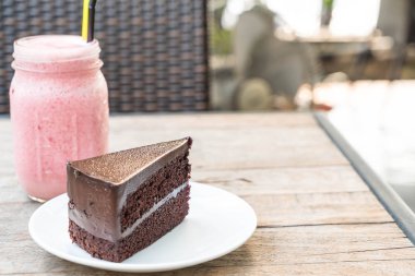 Çikolatalı pasta plaka üzerinde