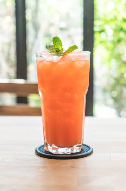 buzlu çilek ve portakal suyu