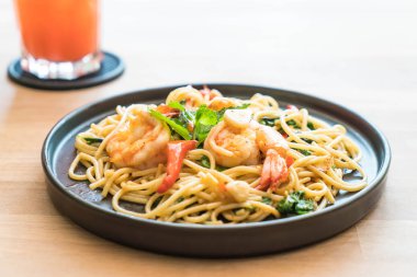 karides tavada kızartılmış acılı spagetti 