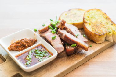 sarımsaklı ekmek ile kömür haşlanmış domuz eti boyun