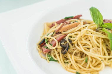 Spagetti pastırma ve sarımsak ile