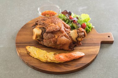 Gevrek domuz knuckle veya Alman domuz Hocks