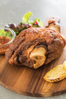 Gevrek domuz knuckle veya Alman domuz Hocks