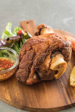 Gevrek domuz knuckle veya Alman domuz Hocks