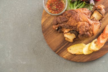 Gevrek domuz knuckle veya Alman domuz Hocks