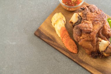 Gevrek domuz knuckle veya Alman domuz Hocks