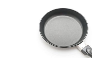 Kızartma tavası beyazda izole 