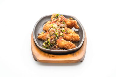 Kızarmış Balık sopa baharatlı sos ile