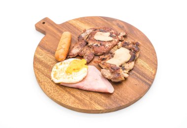 ahşap plaka üzerinde ızgara biftek mix