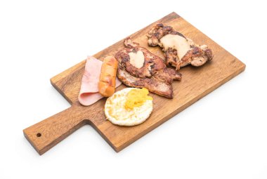 ahşap plaka üzerinde ızgara biftek mix