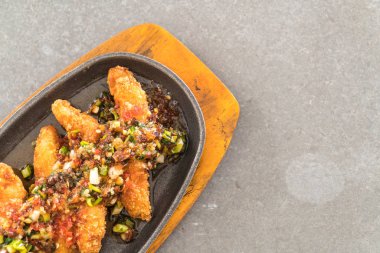 Kızarmış Balık sopa baharatlı sos ile