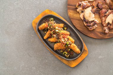 Kızarmış Balık sopa baharatlı sos ile